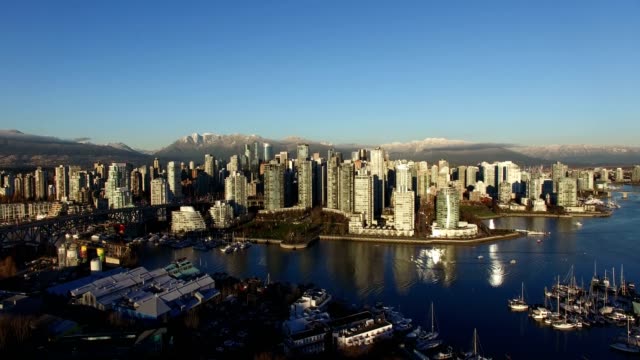 Hohen-Antenne-von-Downtown-Vancouver-Gebirgshintergrund