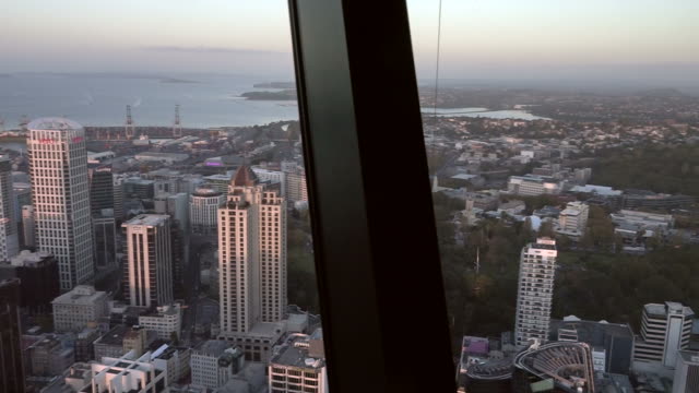 Vista-aérea-del-CBD-de-la-ciudad-de-Auckland-al-atardecer