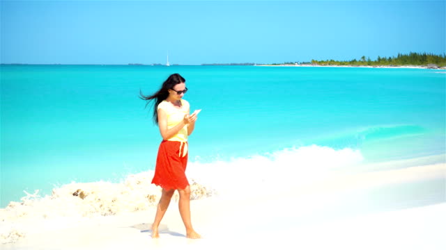 Junge-Frau-Nutzung-Telefon-während-der-tropischen-Strandurlaub.-Tourist-mit-mobilen-Smartphone.