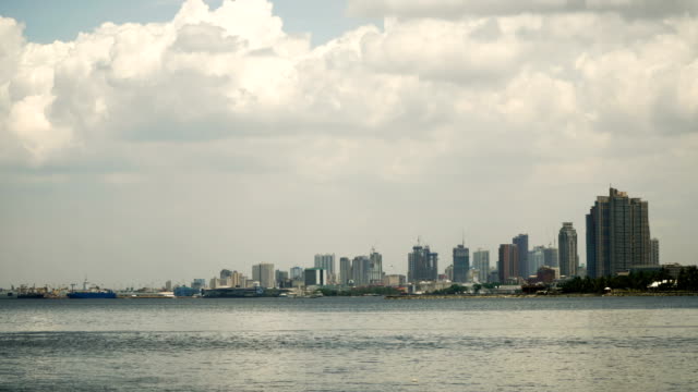 Stadt-mit-Wolkenkratzern-und-Gebäuden.-Philippinen,-Manila,-Makati.-Zeitraffer