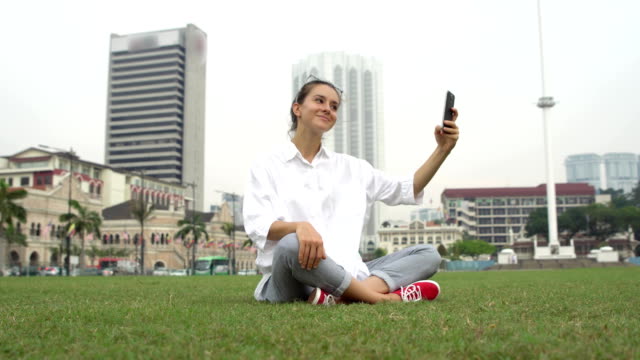 Touristen-nehmen-Sie-Fotos-und-Selfies-auf-Rasen-in-Kuala-Lumpur