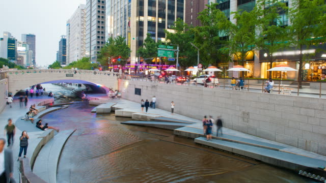 Cheonggyecheon-Stream-Park-with-crowd-in-Seoul-City,-South-Korea.-4K-Timelapse