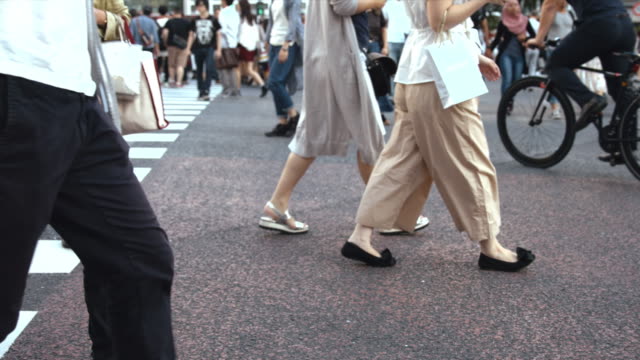 Gente-caminando-en-el-paso-de-peatones-de-Shibuya-(Slow-Motion-Video)-en-verano