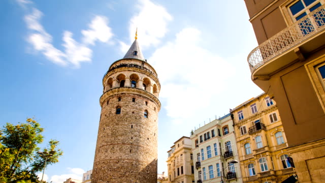 Alejar-de-Timelapse-de-lugar-turístico-famosa-Torre-de-Gálata-en-Estambul-en-Turquía
