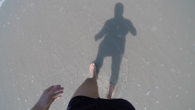 Junge-brasilianische-Kerl-nehmen-eine-Selfie-am-Strand
