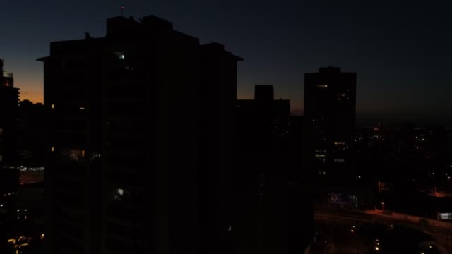 Sonnenuntergang-hinter-der-Skyline-der-Stadt---Silhouetten