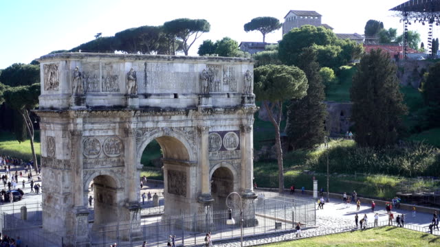 Wonderful-view-of-Arch-of-Constantine-with-tourists--Rome,-Italy