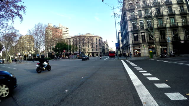 Urban-Street-Kreuzung-Verkehr-tagsüber-in-Barcelona