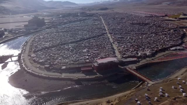 Yarchen-Gar-monasterio-con-cabaña-y-casa-para-los-monks-y-monjas-en-Garze-tibetano,-Sichuan,-China