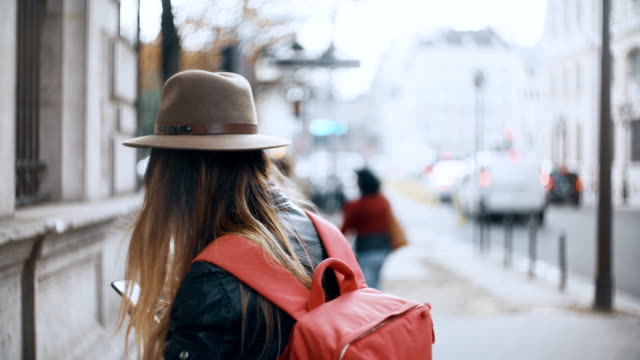 Junge-schöne-Frau-stehen-auf-der-Straße-in-Paris,-Frankreich-und-mit-dem-Smartphone-im-Internet-surfen