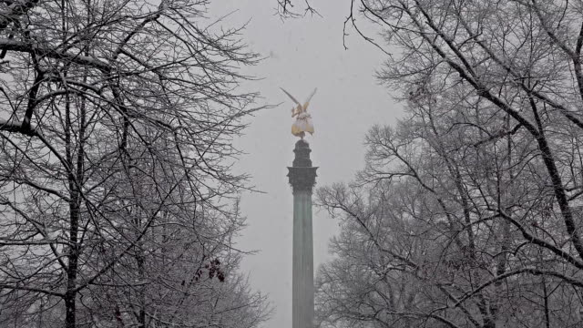 El-ángel-de-la-paz-en-la-parte-superior-Friedensengel-monumento-en-Munich,-Alemania-durante-la-nieve-srorm