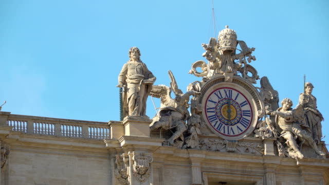 El-gran-reloj-en-la-pared-de-la-Basílica-de-San-Pedro-en-el-Vaticano-Italia