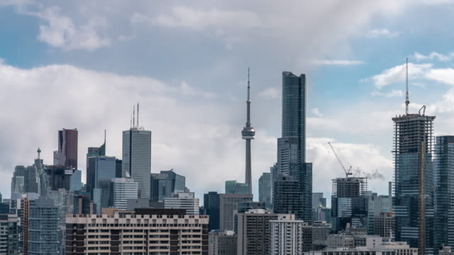 Sol-y-las-nubes-del-horizonte-moderno-ciudad-de-Toronto