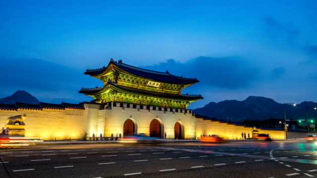Lapso-de-tiempo-del-Palacio-de-Gyeongbokgung-y-el-tráfico-por-la-noche-en-Seúl,-Corea-del-sur.-(Zoom-out)