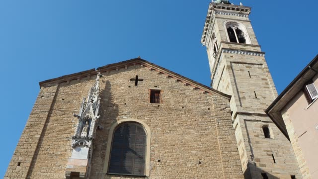 La-Basílica-de-Santa-Maria-Maggiore-es-una-iglesia-en-Bergamo,-una-de-la-hermosa-ciudad-de-Italia.-La-entrada-norte