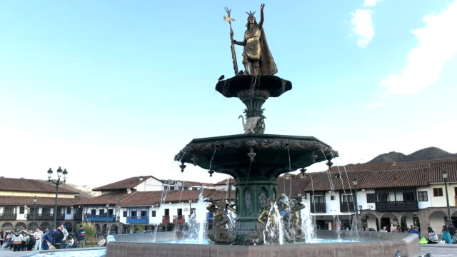 Brunnen-auf-der-Plaza-de-Armas-in-Cusco,-peru