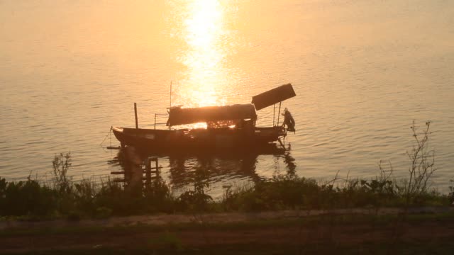 Boot-auf-dem-Fluss,-Asien