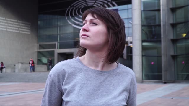 tourist-girl-and-looks-the-European-Parliament-in-Brussels.-Belgium.-slow-motion.-dolly-zoom-effect