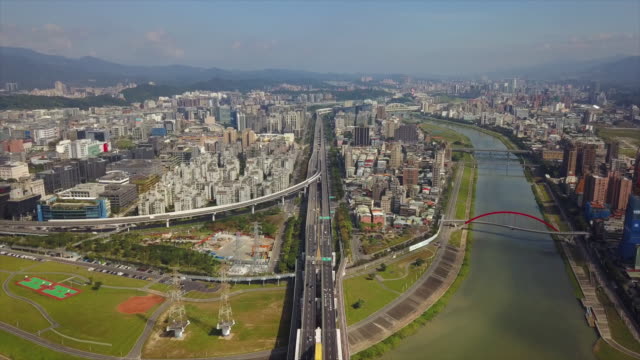 Taiwan-Taipei-Stadtbild-sonnigen-Tag-Verkehr-am-Flussufer-aerial-Panorama-4k