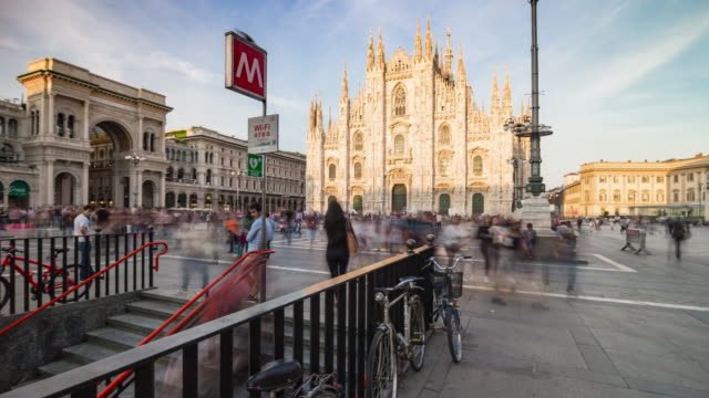 Italia-al-atardecer-luz-Milán-ciudad-famoso-duomo-Catedral-Plaza-panorama-4k-timelapse