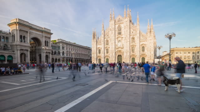 Italia-al-atardecer-luz-Milán-ciudad-famoso-duomo-Catedral-Plaza-panorama-4k-timelapse