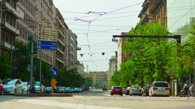 Italia-Milán-ciudad-día-soleado-tranvía-tráfico-panorama-calle-4k-timelapse