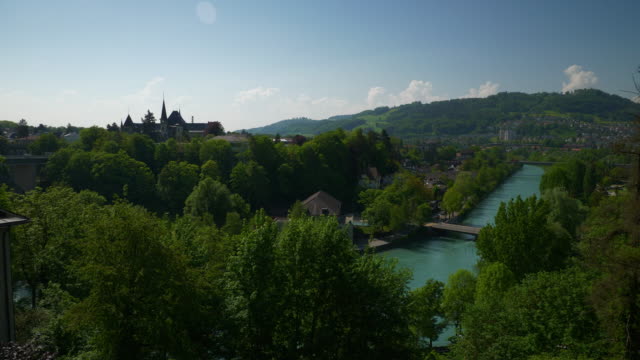 Der-Schweiz-sonnigen-Bern-Stadt-berühmten-Aussichtspunkt-Fluss-Panorama-4k
