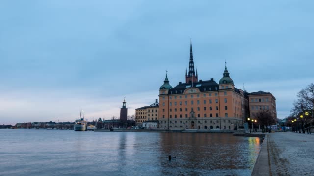 Día-de-skyline-de-la-ciudad-de-Stockholm-en-timelapse-de-la-noche-en-City-Hall-de-Estocolmo-y-Gamla-Stan,-Stockholm-Suecia-4K-Time-Lapse