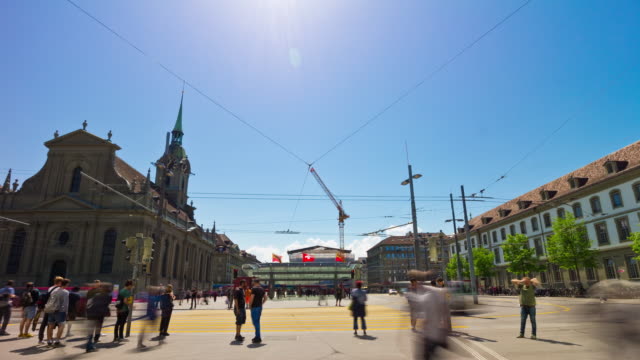 día-soleado-de-Suiza-Berna-ciudad-tráfico-panorama-plaza-calle-4k-timelapse
