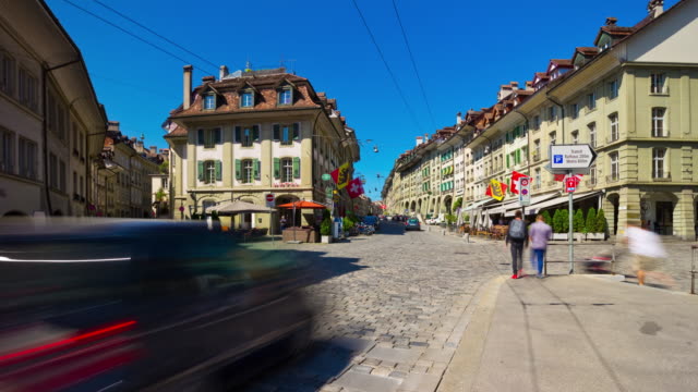 Suiza-día-luz-Berna-ciudad-centro-tráfico-panorama-calle-4k-timelapse