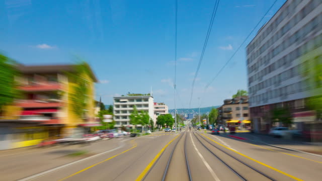 Suiza-día-luz-zurich-ciudad-tranvía-paseo-pov-panorama-4k-timelapse