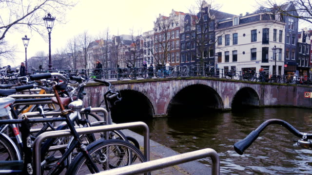 las-calles-y-los-canales-de-Amsterdam
