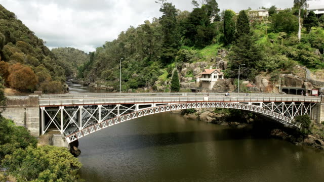 morning-view-of-kings-bridge-and-cataract-gorge-in-the-city-of-launceston