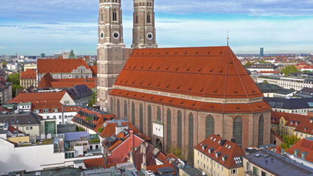 Luftaufnahme-der-Kathedrale-unserer-lieben-Frau,-die-Frauenkirche-in-München-City,-Deutschland