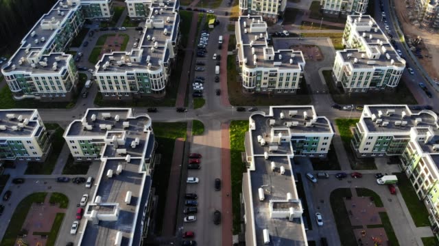 Luftbild-auf-Gebäuden-im-Vorort
