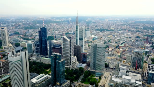 vista-aérea-del-área-de-negocios-en-la-ciudad-con-rascacielos-de-Frankfurt