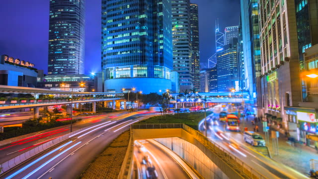 4K,-lapso-vista-del-tráfico-en-tiempo-luz-y-moderno-edificio-en-la-ciudad-de-Hong-Kong-de-noche