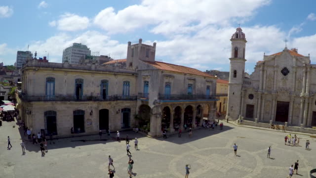 Timelapse-of-Cuba,-Ciudad-de-la-Habana-province,-La-Havana,-La-Habana-Vieja-district-listed-as-World-Heritage,-Cathedral-square-and-Catedral-de-la-Virgen-Maria-de-la-Concepcion-Immaculada
