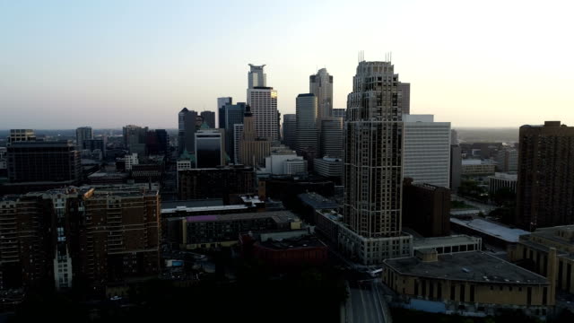 Luftaufnahmen-von-Minneapolis-in-der-Abenddämmerung