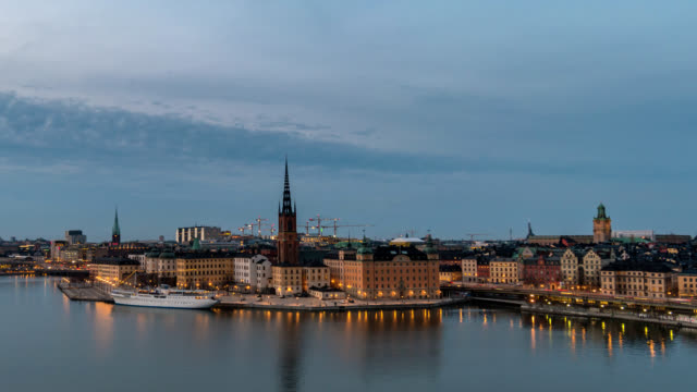 Stockholm-Schweden-Zeitraffer-4K,-Stadt-Skyline-von-Tag-zu-Nacht-Zeitraffer-in-City-Hall-und-Gamla-Stan