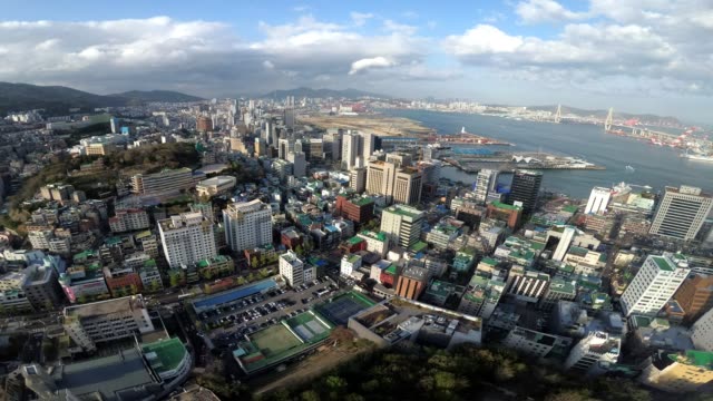 Hohen-Blick-auf-Busan-Stadt-mit-Verkehr-auf-Straßen-bewegt