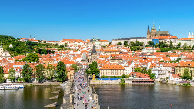 Lapso-de-tiempo-de-República-Checa-Praga-4K,-timelapse-de-skyline-de-la-ciudad-en-el-puente-de-Carlos-y-el-castillo-de-Praga