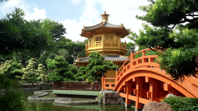Pfanne-von-Nan-Lian-Gärten,-Brücke-und-Pavillon-in-Hong-kong