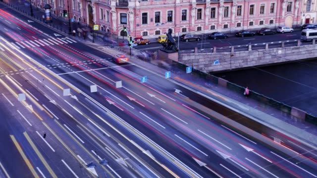 St.-Petersburg,-Blick-auf-Nevsky-Prospekt-und-Anichkov-Brücke-vom-Dach