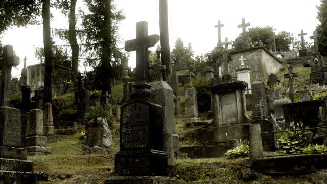 Enorme-cementerio-espeluznante-en-un-Hil