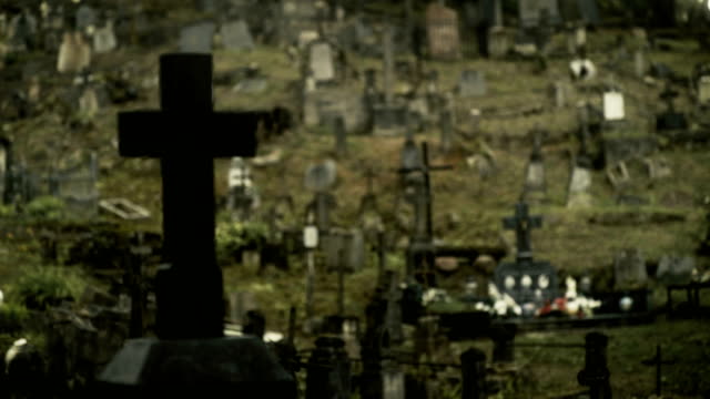 Fokus-auf-Kreuz-in-einem-gruseligen-Friedhof