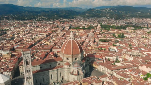 Vista-aérea-de-la-ciudad-de-Florencia-y-Catedral-de-Santa-Maria-del-Fiore-4K-Video-de-aviones-no-tripulados