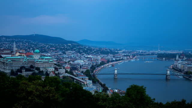 Lapso-de-tiempo-panorámica-de-noche-de-mal-tiempo.-Budapest,-Hungría
