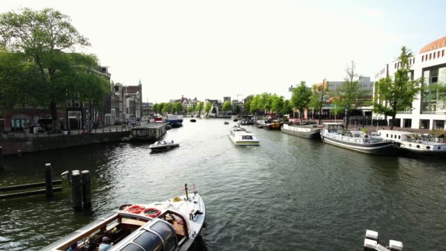 Barco-del-canal-de-turistas-en-un-día-soleado-en-Amsterdam,-Holanda-Europa