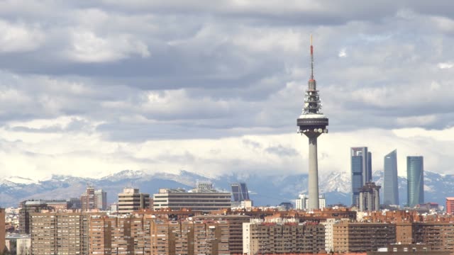 Die-Wolkenkratzer-vier-Türme-und-TV-Turm-El-Pirul-in-Madrid,-Spanien